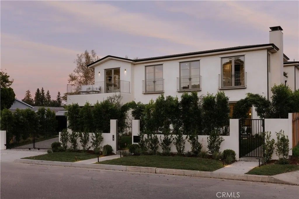 Photo of 4748 Noble Avenue, Sherman Oaks, CA 91403 (MLS # SR25277569)