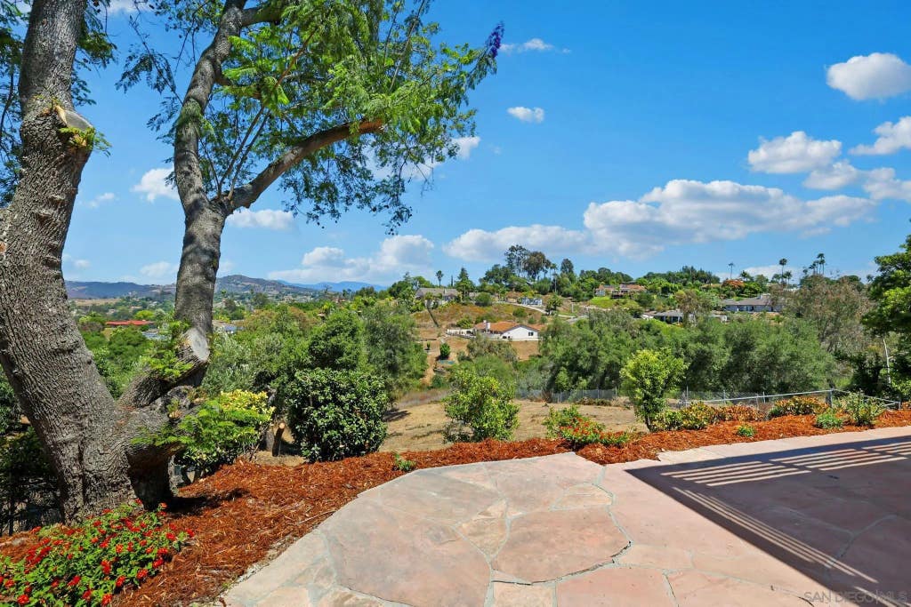 Photo of 974 Via Hillview, Fallbrook, CA 92028 (MLS # 260017630)