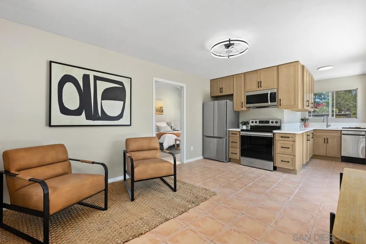 974 Via Hillview