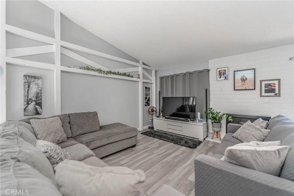 26212 Rainbow Glen