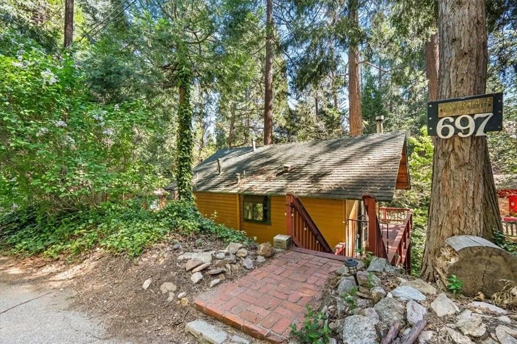 Photo of 697 Mormon Springs, Crestline, CA 92325 (MLS # CV26076775)