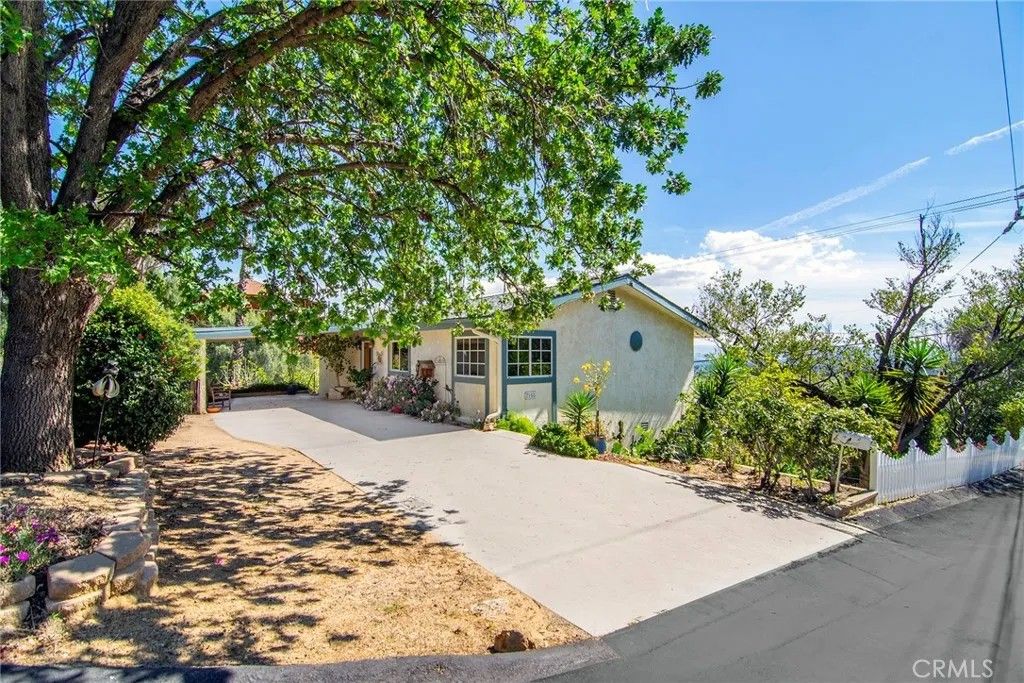 Photo of 7158 Leota Ln, Canoga Park, CA 91304 (MLS # SR26050262)