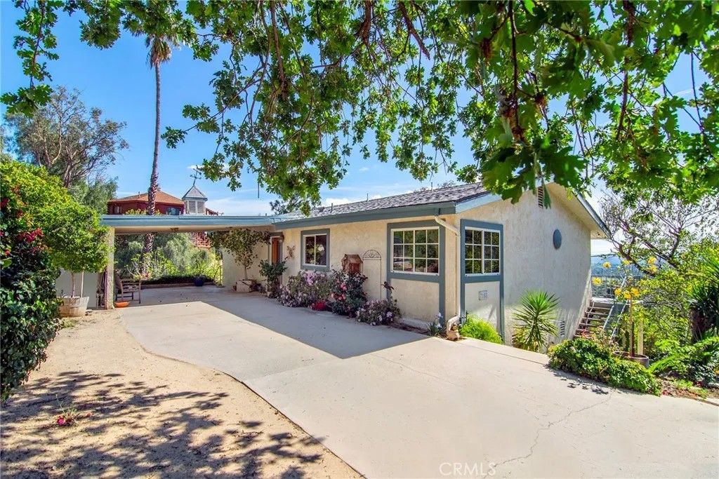 Photo of 7158 Leota Ln, Canoga Park, CA 91304 (MLS # SR26050262)