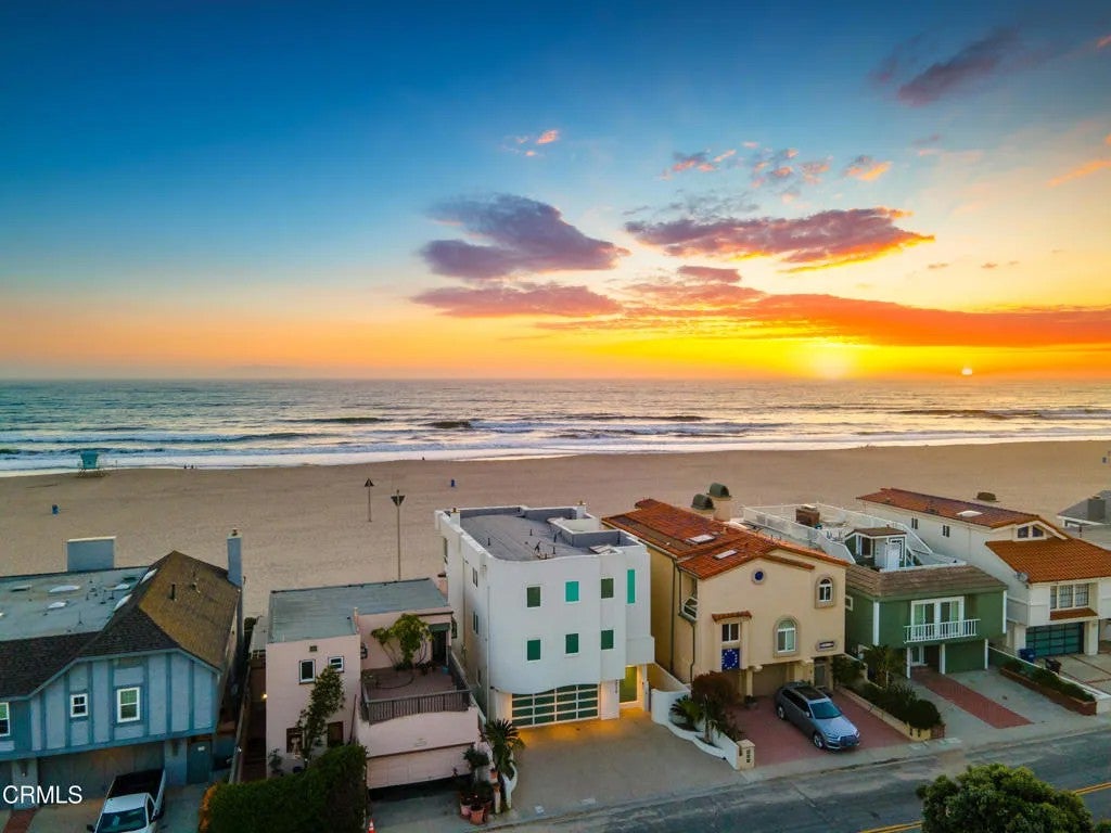 Photo of 4015 Ocean Drive, Oxnard, CA 93035 (MLS # V1-38843)