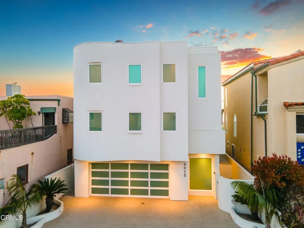 Photo of 4015 Ocean Drive, Oxnard, CA 93035 (MLS # V1-38843)
