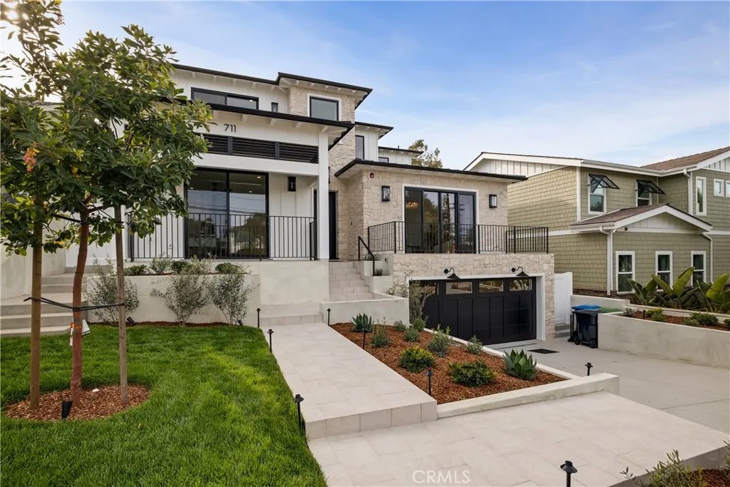 711 N Dianthus Street