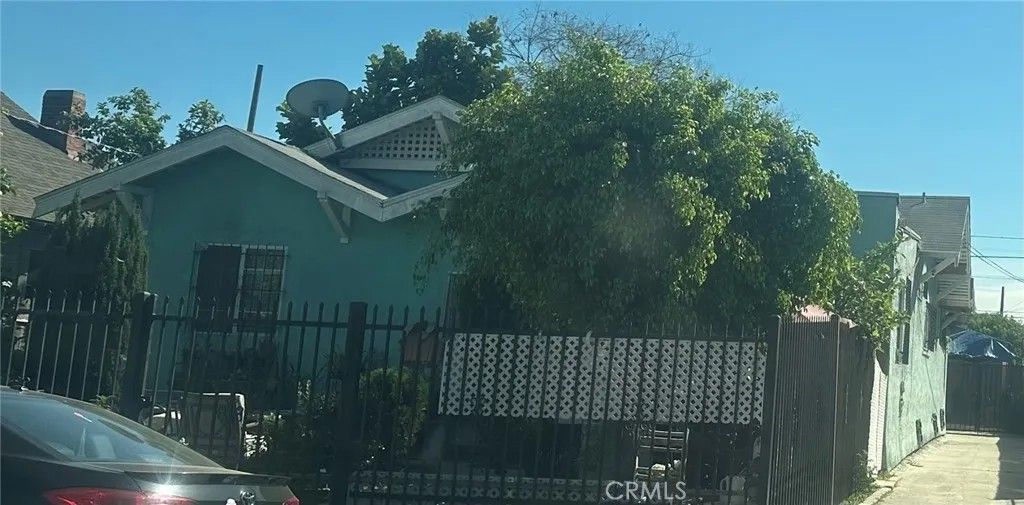 Photo of 1024 W 42nd Pl, Los Angeles, CA 90037 (MLS # DW26049012)