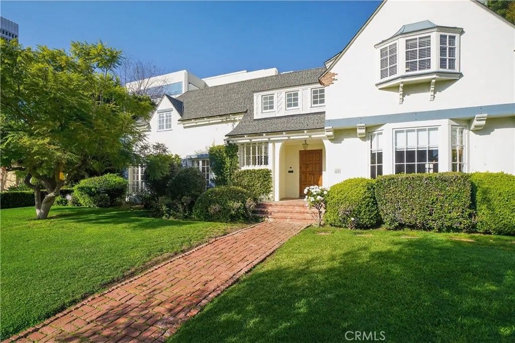 Photo of 6211 Warner Drive, Los Angeles, CA 90048 (MLS # SR26026074)