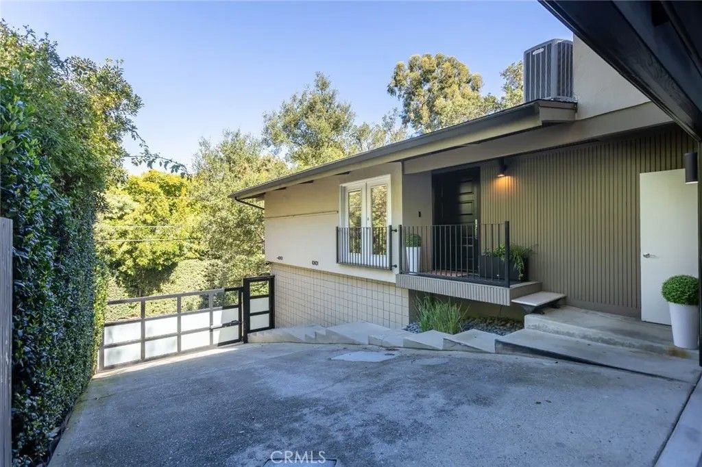 Photo of 11922 Sunshine Terrace, Studio City, CA 91604 (MLS # SR26042167)