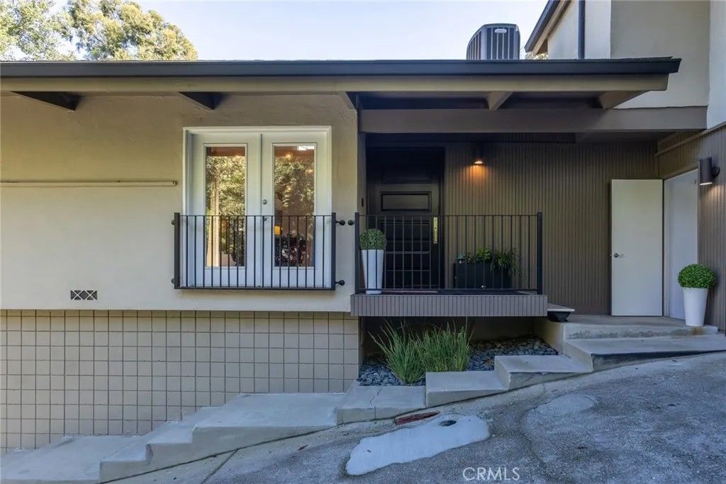 Photo of 11922 Sunshine Terrace, Studio City, CA 91604 (MLS # SR26042167)