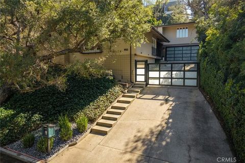 Photo of 11922 Sunshine Terrace, Studio City, CA 91604 (MLS # SR26042167)