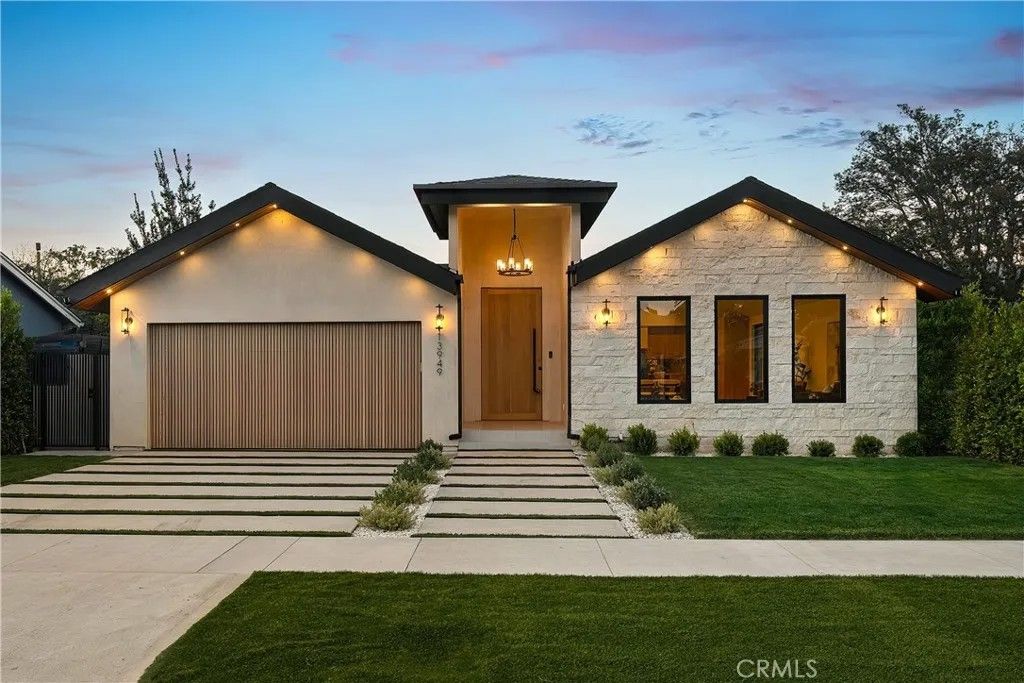 Photo of 13949 Cumpston Street, Sherman Oaks, CA 91401 (MLS # SR26069482)