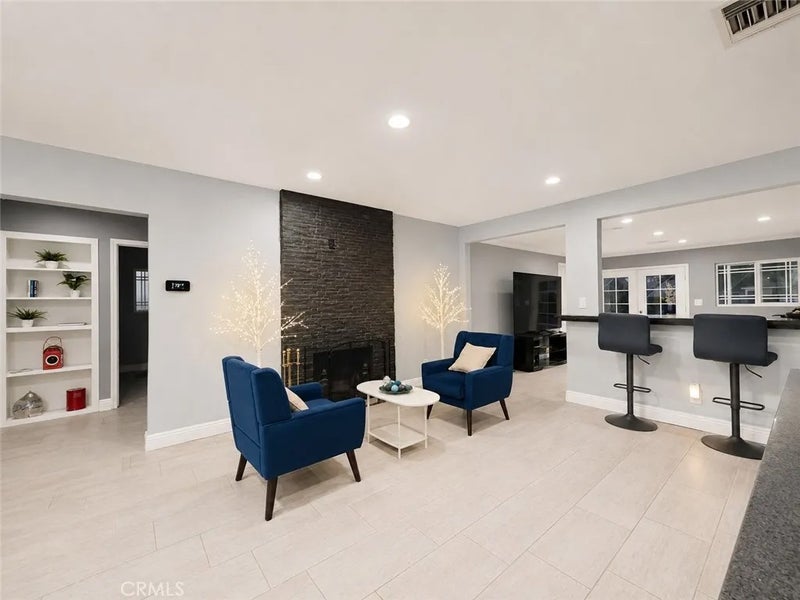 1437 E Vine