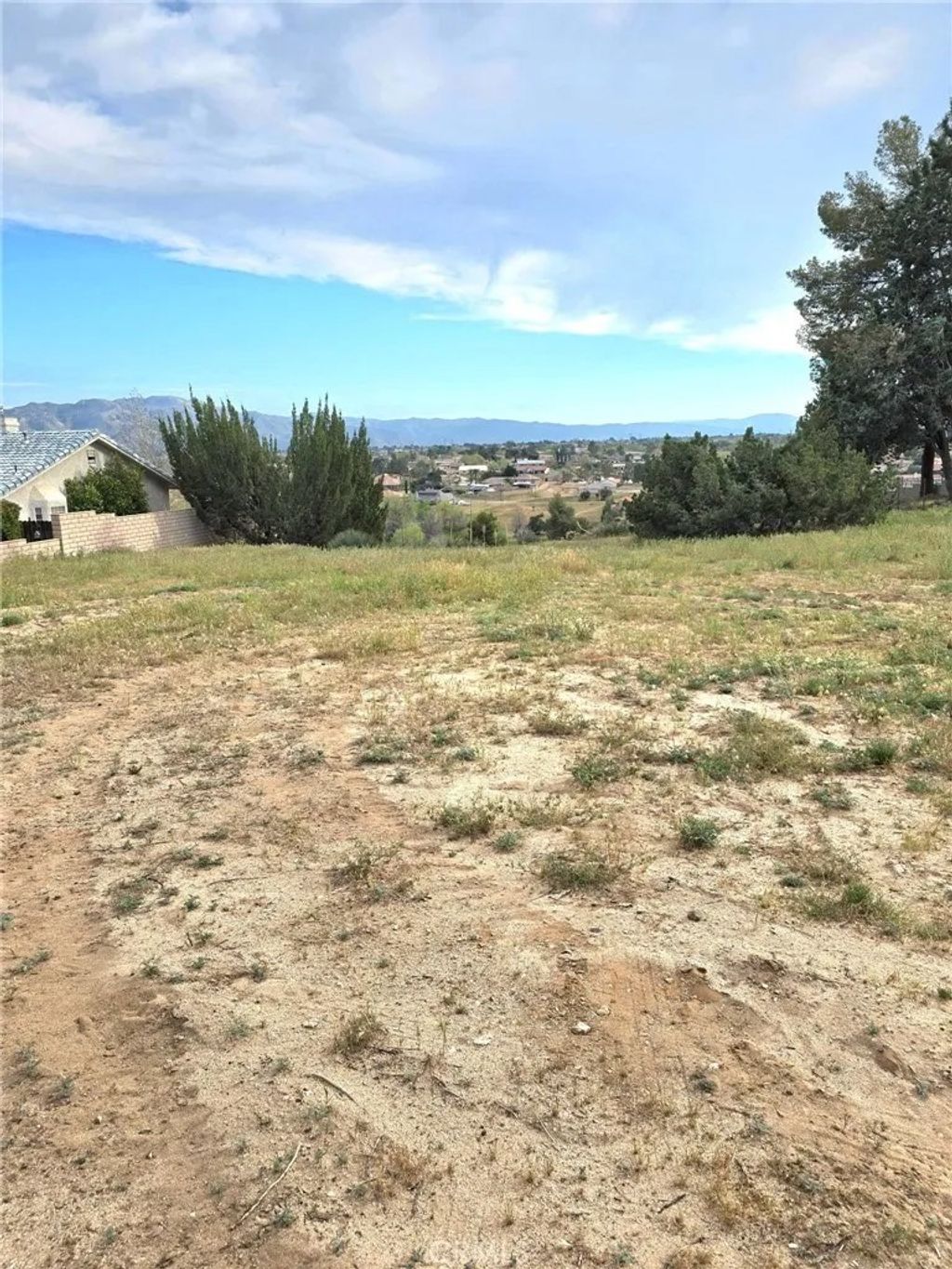 Photo of 18155 Orange, Hesperia, CA 92345 (MLS # SW26059651)