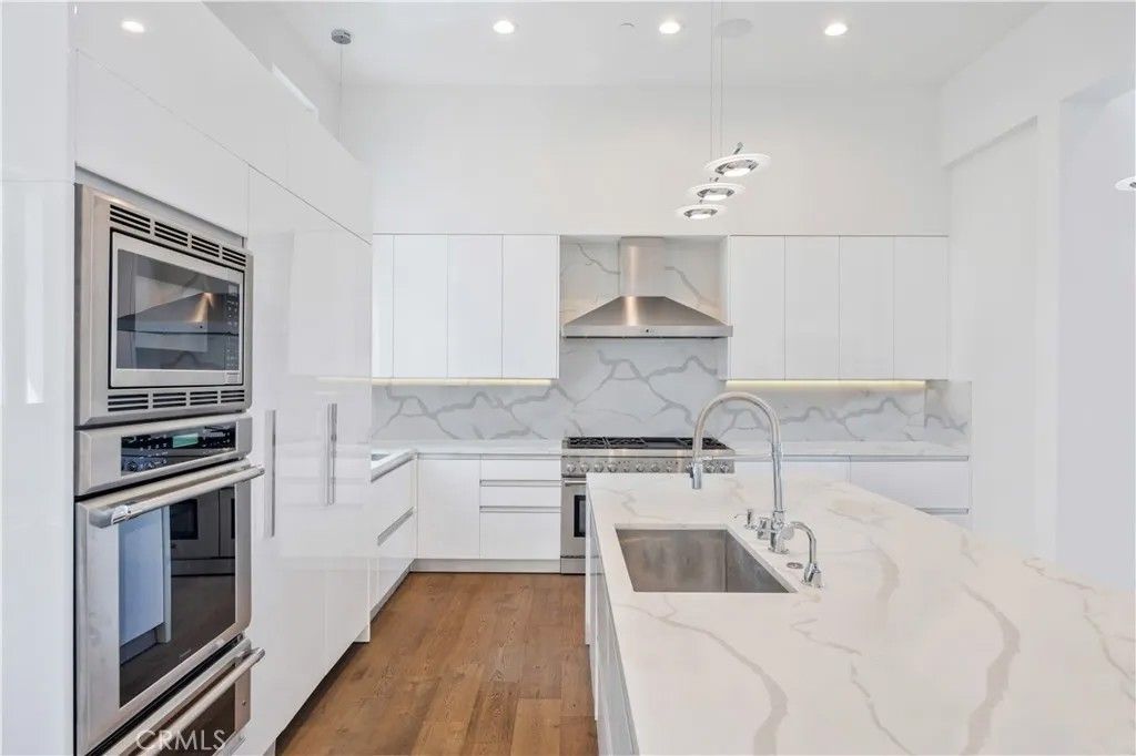 Photo of 332 Avenue E, Redondo Beach, CA 90277 (MLS # SB25245269)