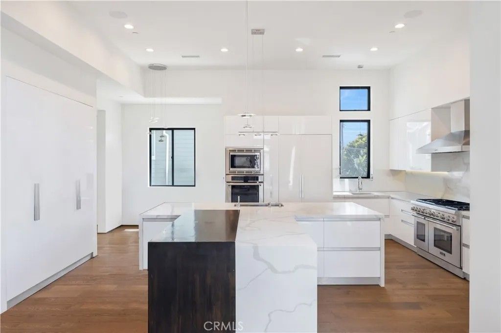 Photo of 332 Avenue E, Redondo Beach, CA 90277 (MLS # SB25245269)