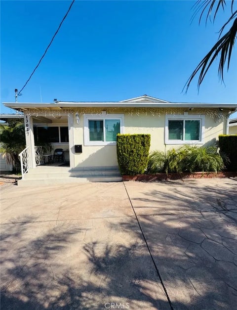 Photo of 13027 Aetna Street, Van Nuys, CA 91401 (MLS # SR26211105)