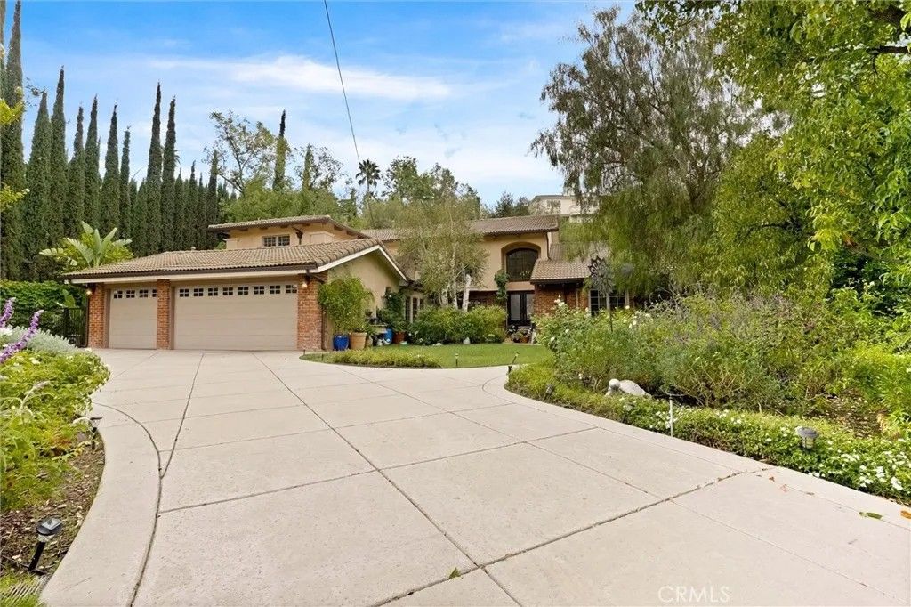 Photo of 4751 Topeka Dr, Tarzana, CA 91356 (MLS # SR25239847)