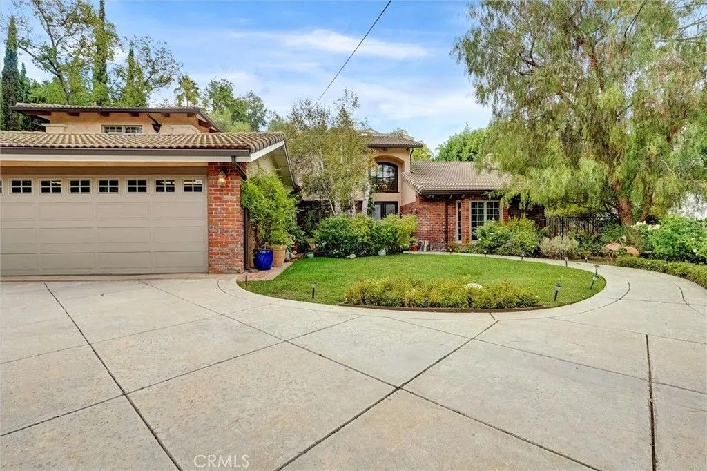 Photo of 4751 Topeka Dr, Tarzana, CA 91356 (MLS # SR25239847)
