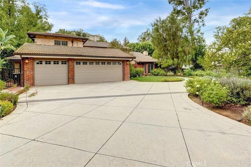 Photo of 4751 Topeka Dr, Tarzana, CA 91356 (MLS # SR25239847)