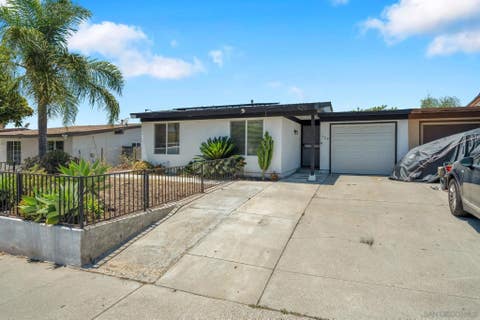 Photo of 920 Raintree Pl, Vista, CA 92084 (MLS # 260014131)