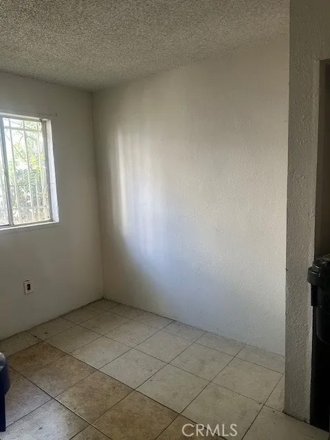 933 N Mountain View