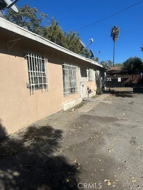933 N Mountain View