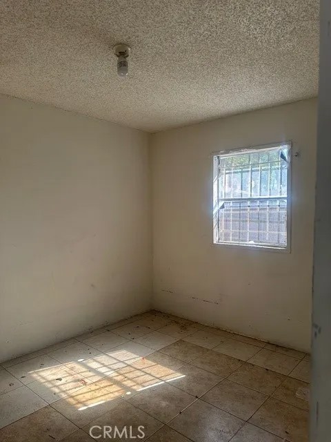 933 N Mountain View