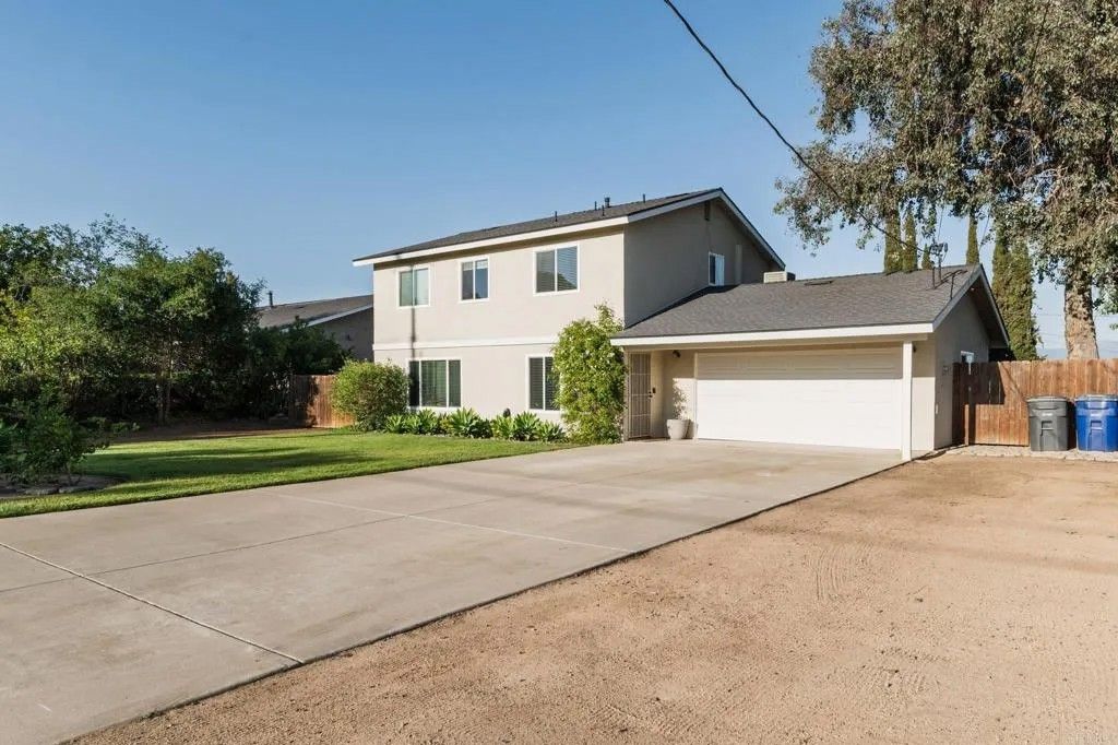 Photo of 435 W Hawthorne Street, Fallbrook, CA 92028 (MLS # NDP2509392)