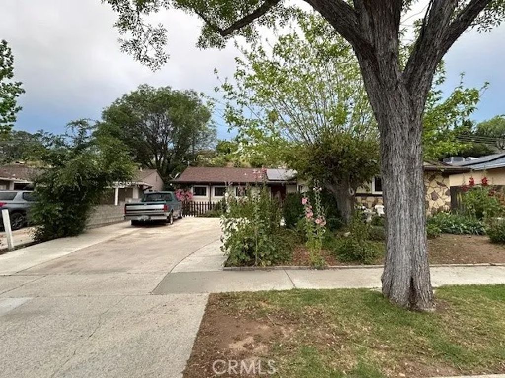 Photo of 27135 Cabrera Ave, Saugus, CA 91350 (MLS # SR26070454)