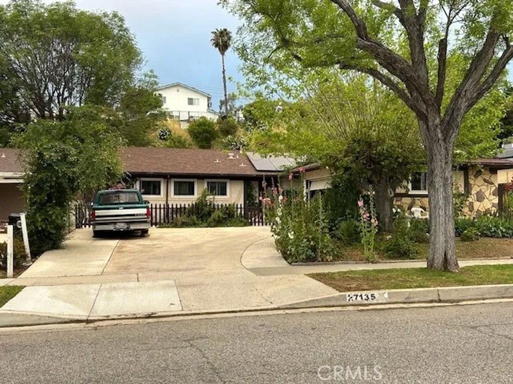 Photo of 27135 Cabrera Ave, Saugus, CA 91350 (MLS # SR26070454)