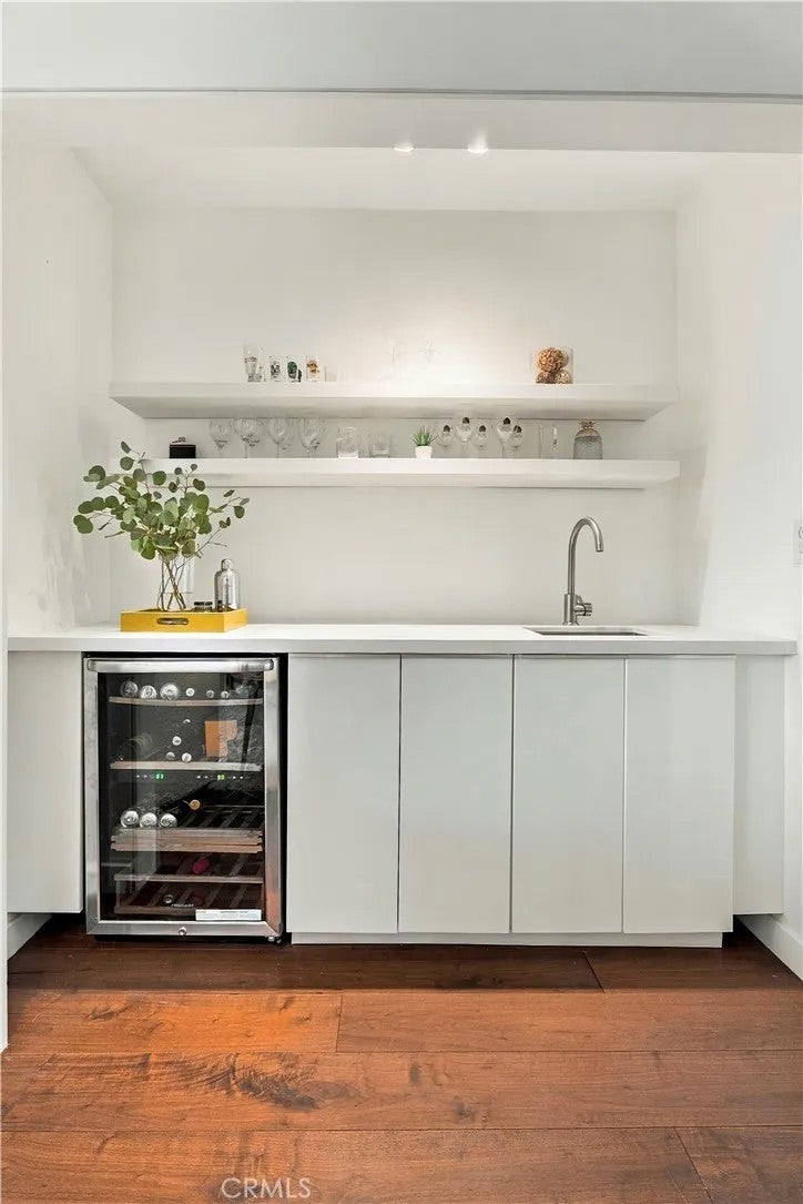8701 Delgany 206