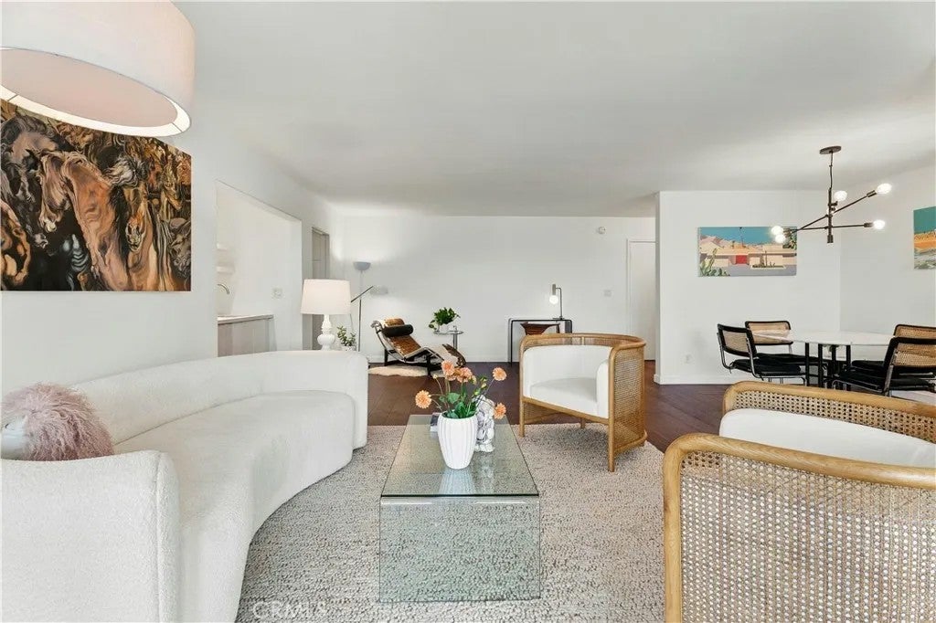 8701 Delgany 206