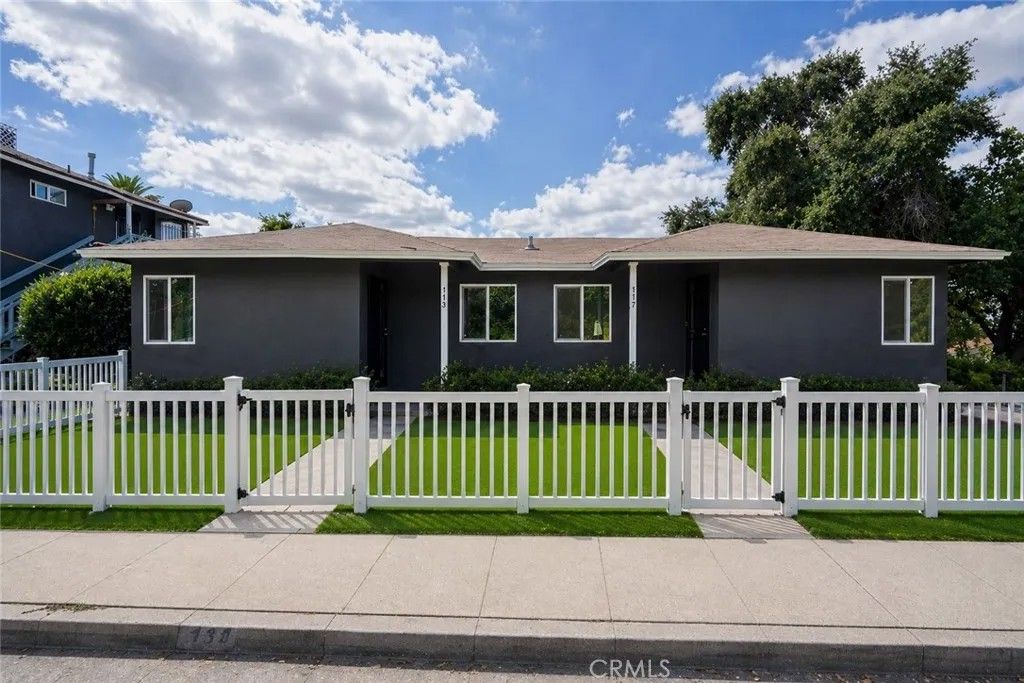 Photo of 112 Grandview St, Pasadena, CA 91103 (MLS # CV26090072)