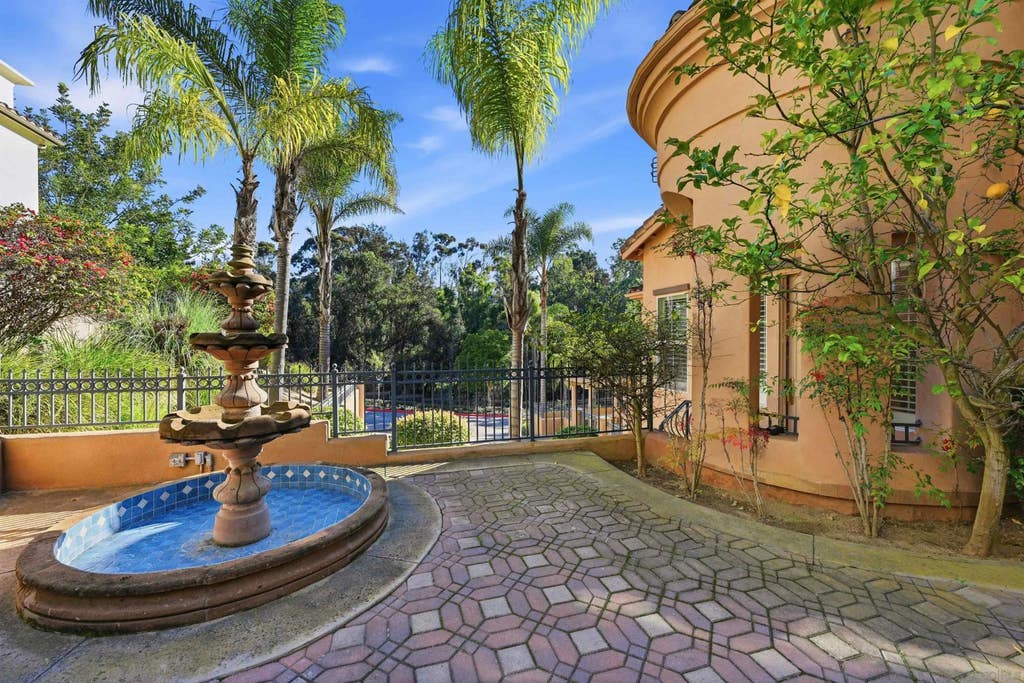 Photo of 8010 Gilman CT, La Jolla, CA 92037 (MLS # 260017940)