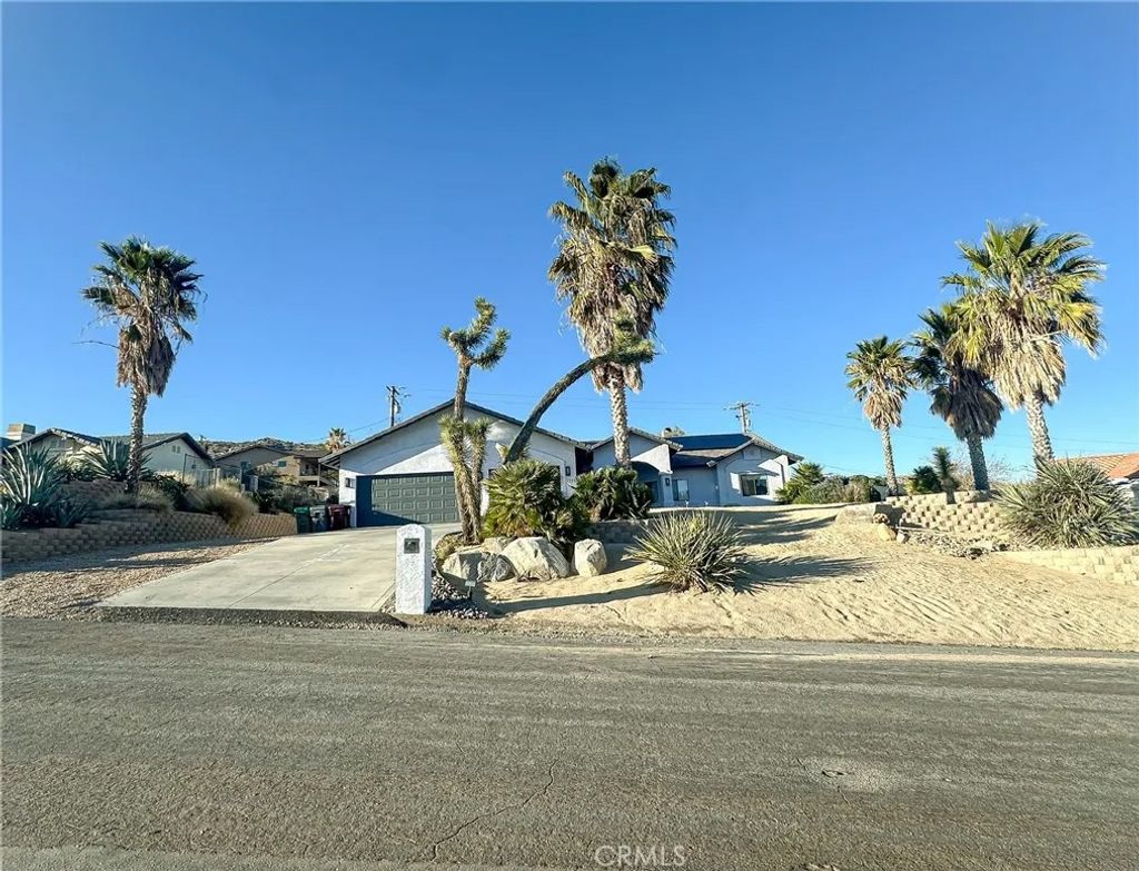 Photo of 7525 Whitney Ave, Yucca Valley, CA 92284 (MLS # SW26000334)