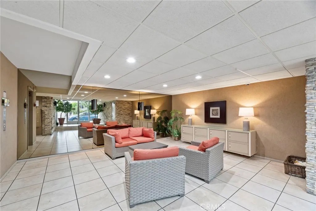 525 N Sycamore Avenue 333