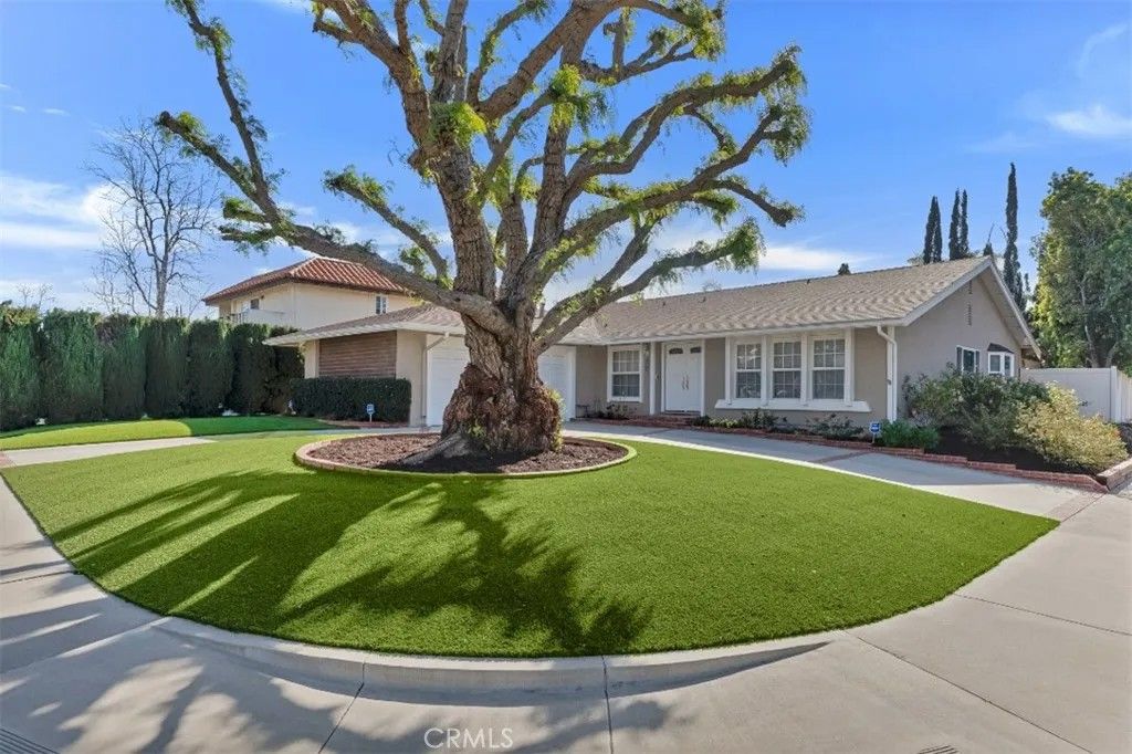 Photo of 20828 Bermuda Street, Chatsworth, CA 91311 (MLS # SR26021755)