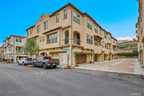 Photo of 901 Sunset Rdg, Lake Forest, CA 92610 (MLS # CV26001756)