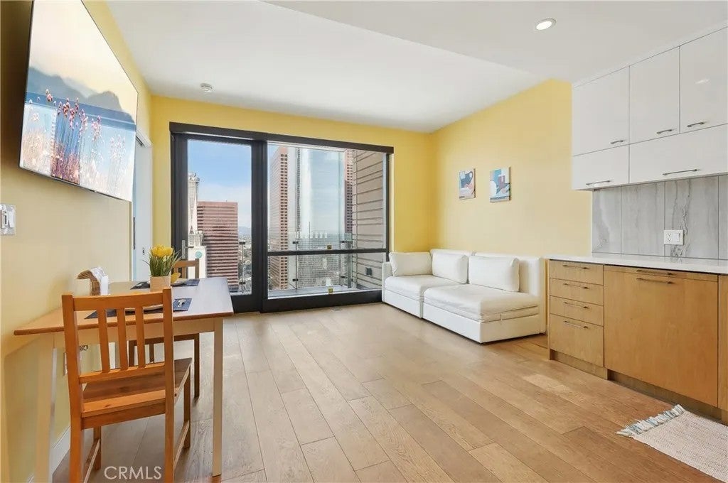 400 S Broadway 3406