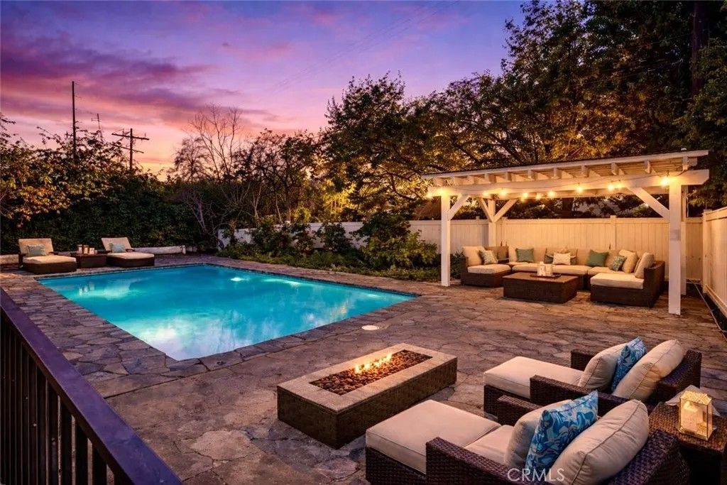 Photo of 11814 Hesby Street, Valley Village, CA 91606 (MLS # SR25279224)