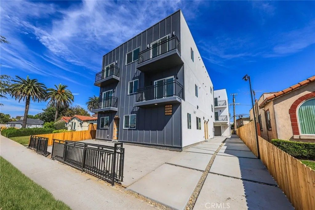 Photo of 2012 Dunsmuir Avenue #C, Los Angeles, CA 90016 (MLS # BB26074001)