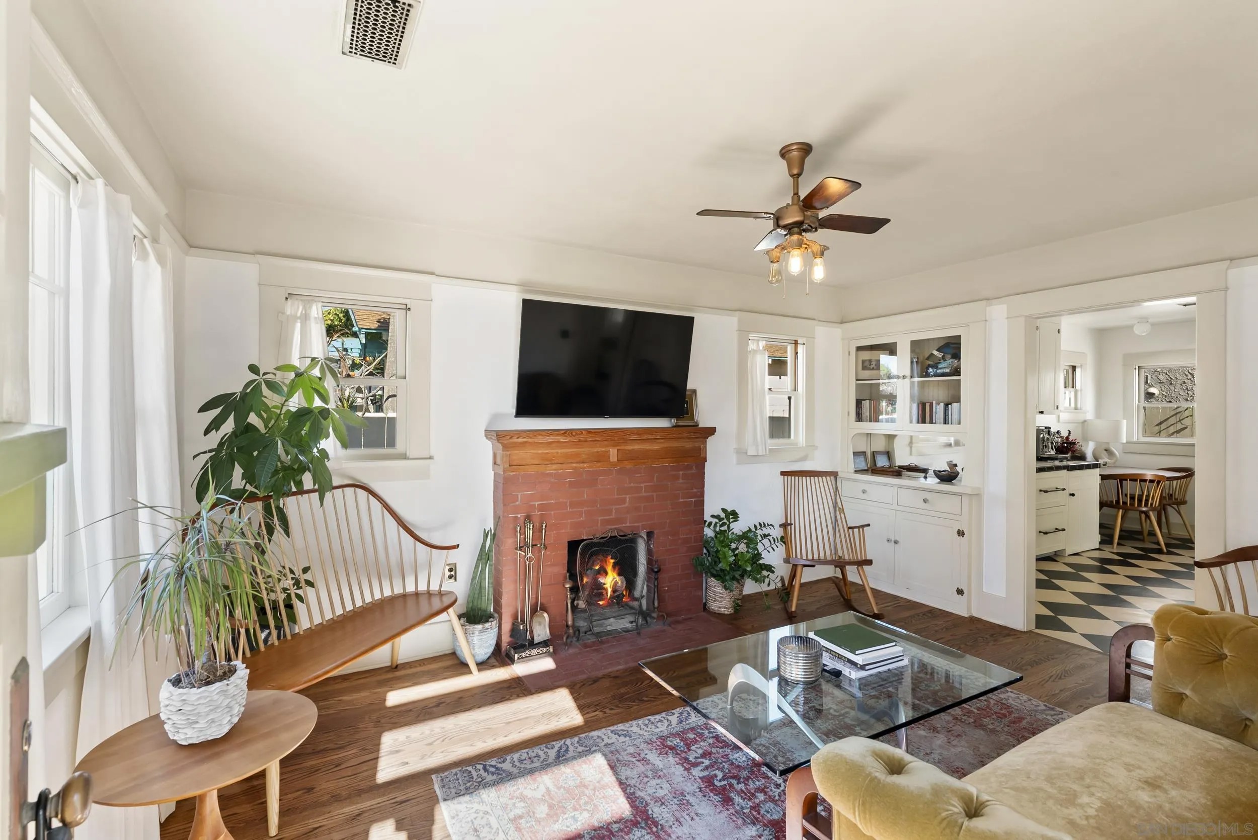 1975 Bacon St