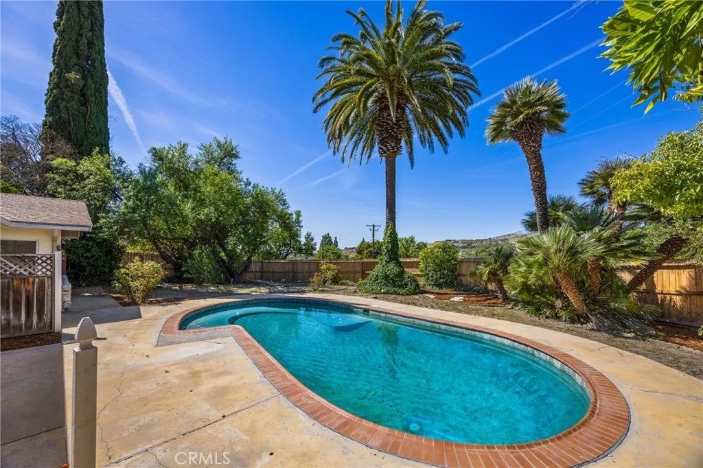 Photo of 215 Hilltop Dr, Paso Robles, CA 93446 (MLS # SC25277423)