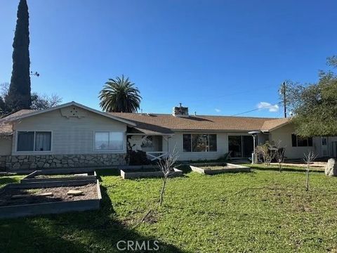 Photo of 215 Hilltop Dr, Paso Robles, CA 93446 (MLS # SC25277423)