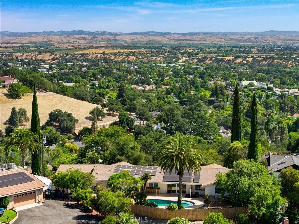 Photo of 215 Hilltop Dr, Paso Robles, CA 93446 (MLS # SC25277423)