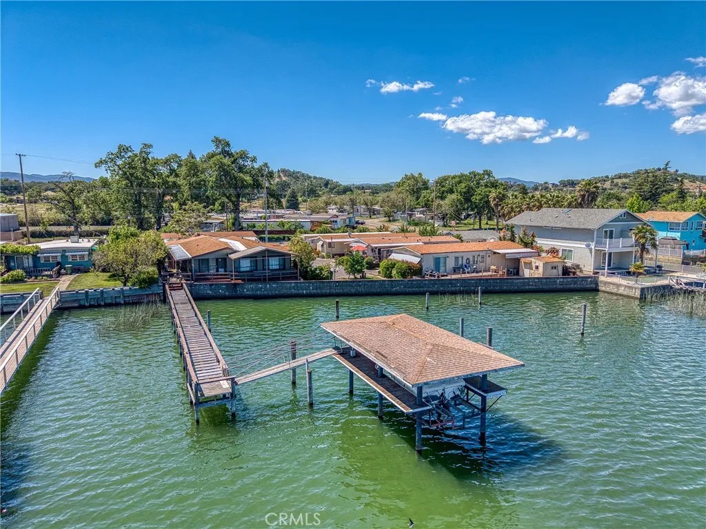 2776 Lakeshore