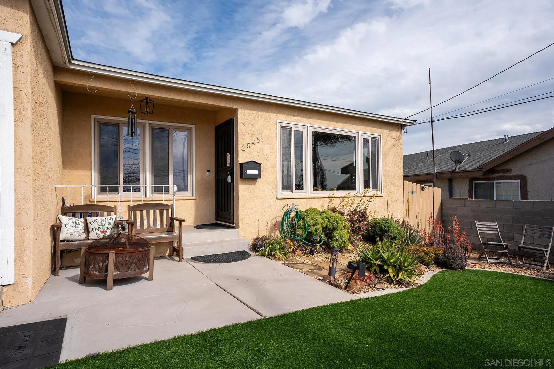 2545 Calle Aguadulce