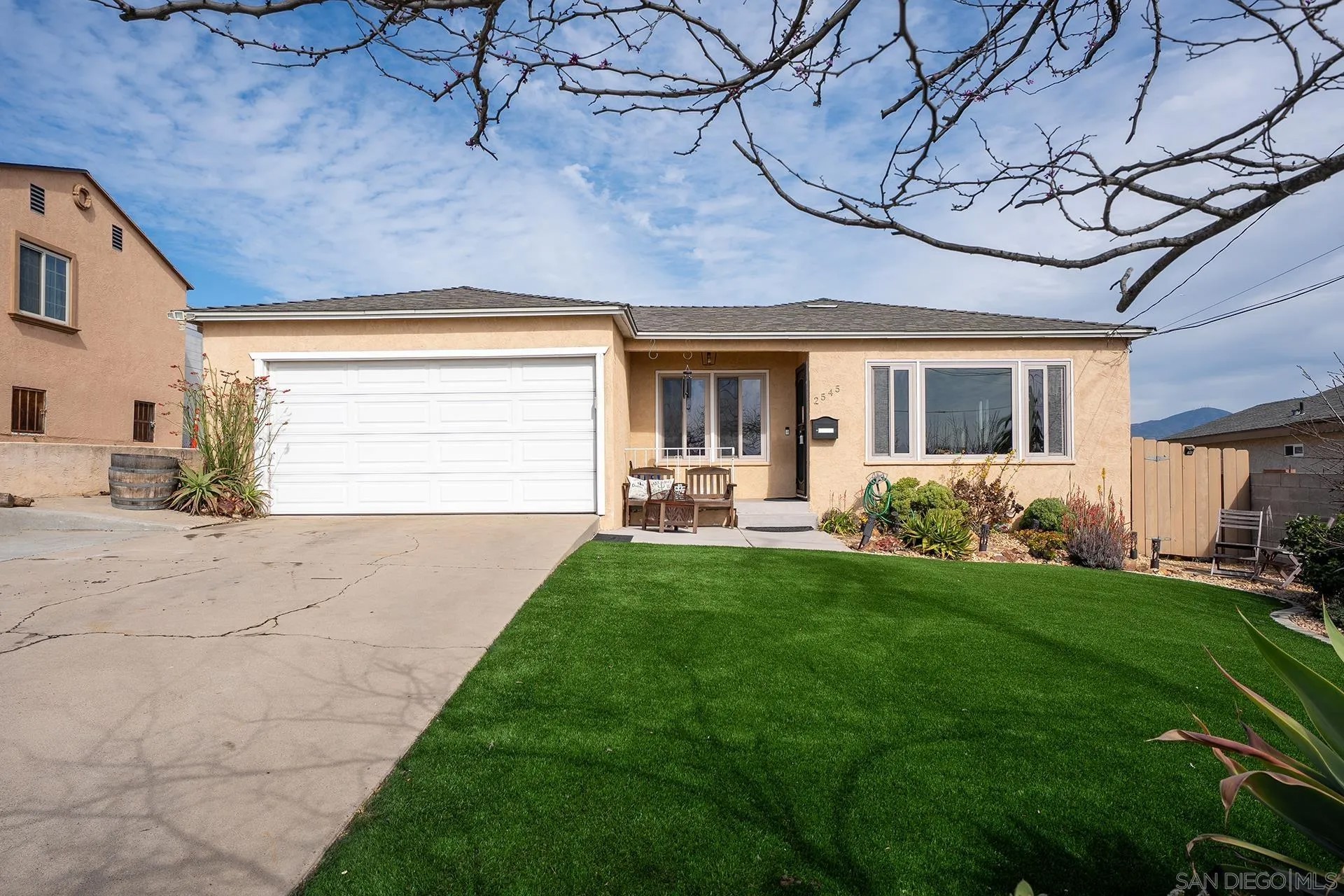 2545 Calle Aguadulce