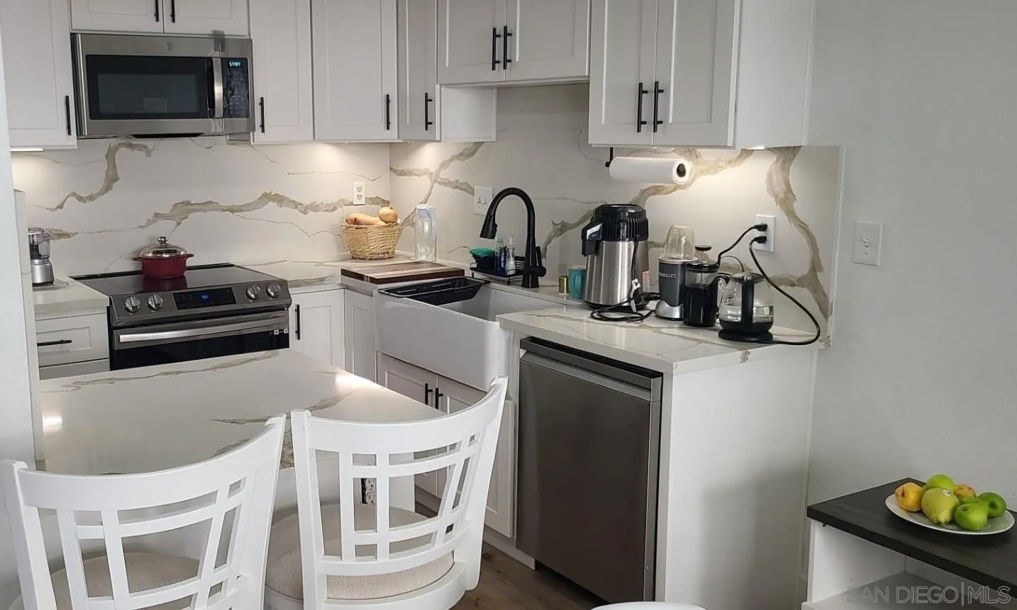 546 VIA DE LA VALLE F